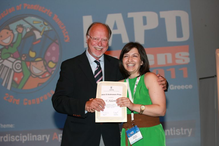 Prof Andreasen delivering the J. Andreasen award to Dr Adamidou in Athens 2011 Congress