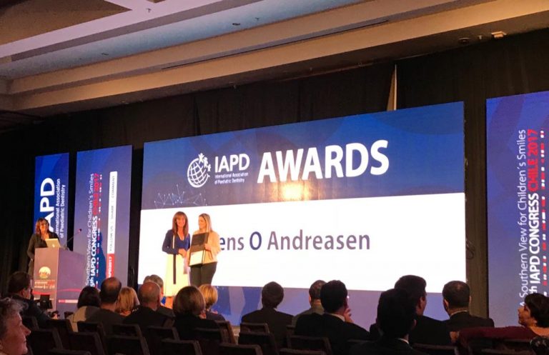 Dr Anna Maria Vierrou handing over the Jens Adreasen Award | Santiago, Chile 2017